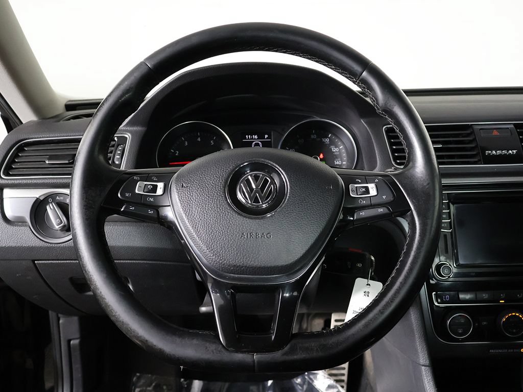 Used 2018 Volkswagen Passat 2.0T R-Line w/ R-Line Lighting Package FWD image 31