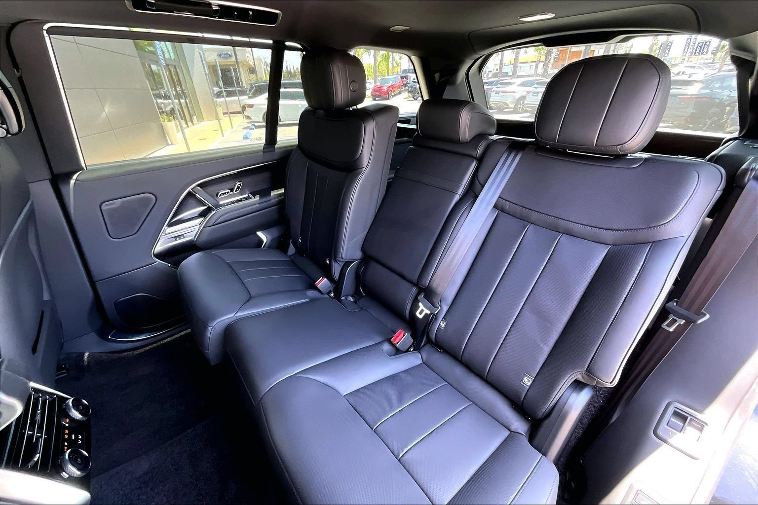 New 2026 Land Rover Range Rover Long Wheelbase SE AWD/4WD image 10