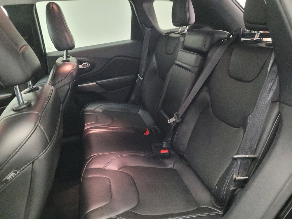Used 2019 Jeep Cherokee Latitude Plus w/ Comfort/Convenience Group FWD image 18