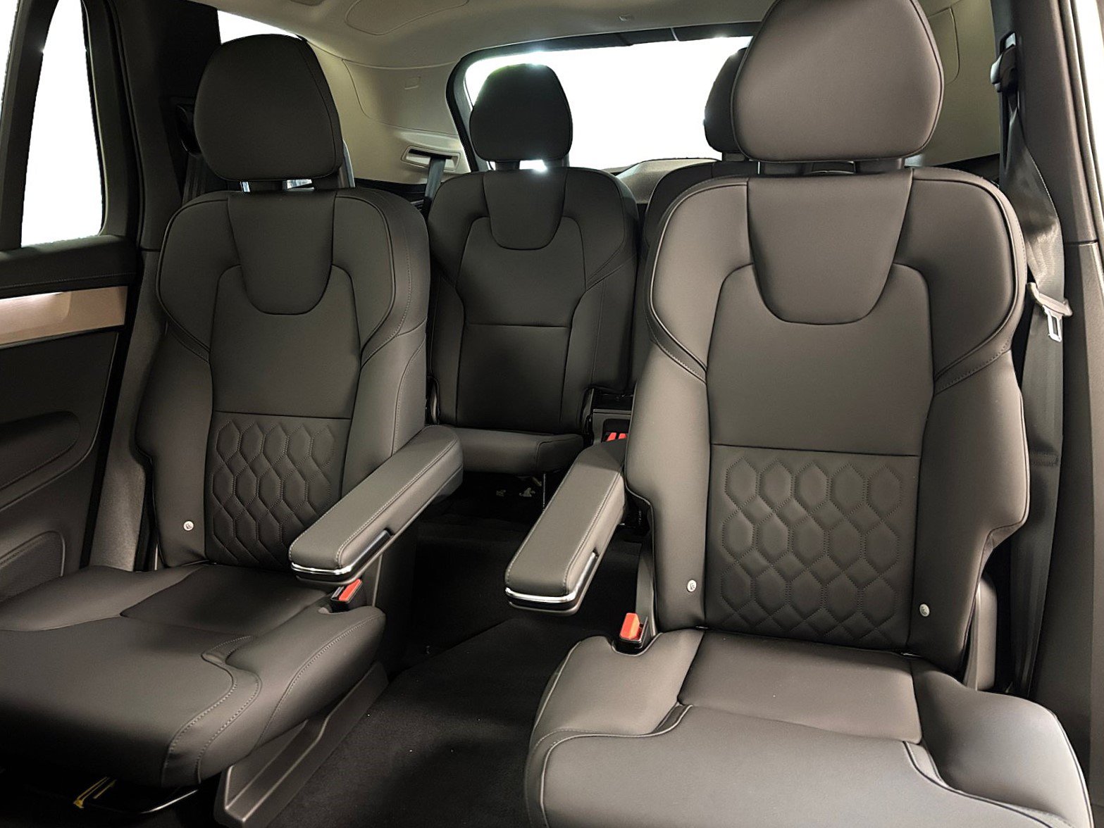New 2026 Volvo XC90 T8 Plus w/ Protection Package Premier AWD/4WD image 42