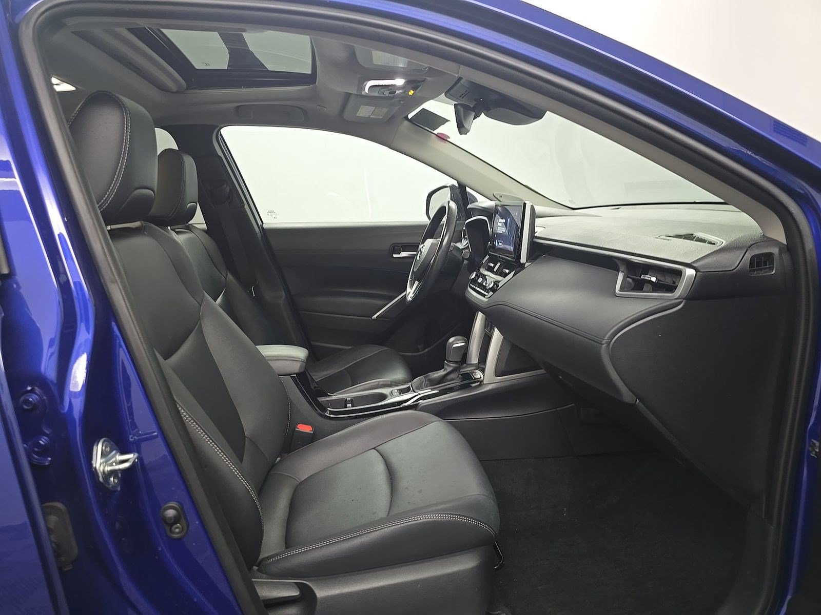 Used 2023 Toyota Corolla Cross XLE w/ Convenience Package FWD image 8