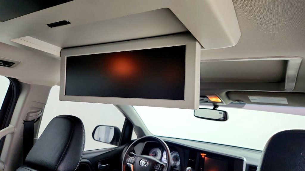 Used 2017 Toyota Sienna SE Premium image 31