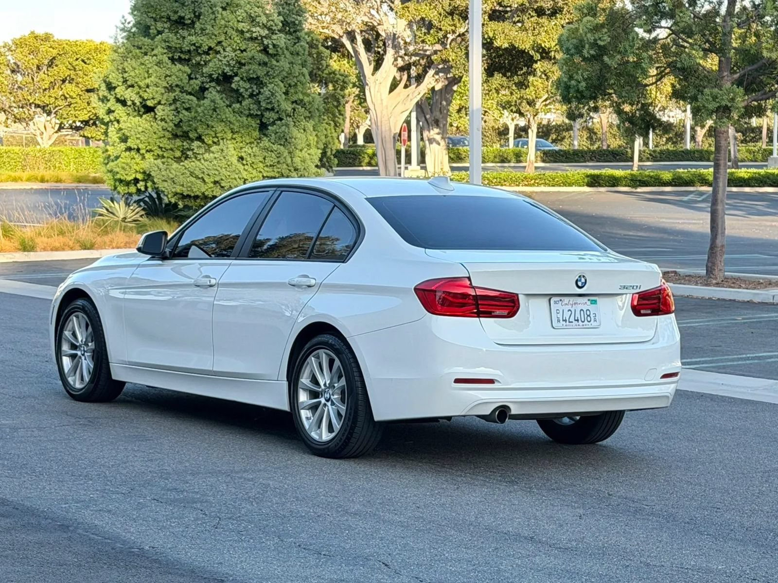 Used 2018 BMW 320i Sedan RWD image 6