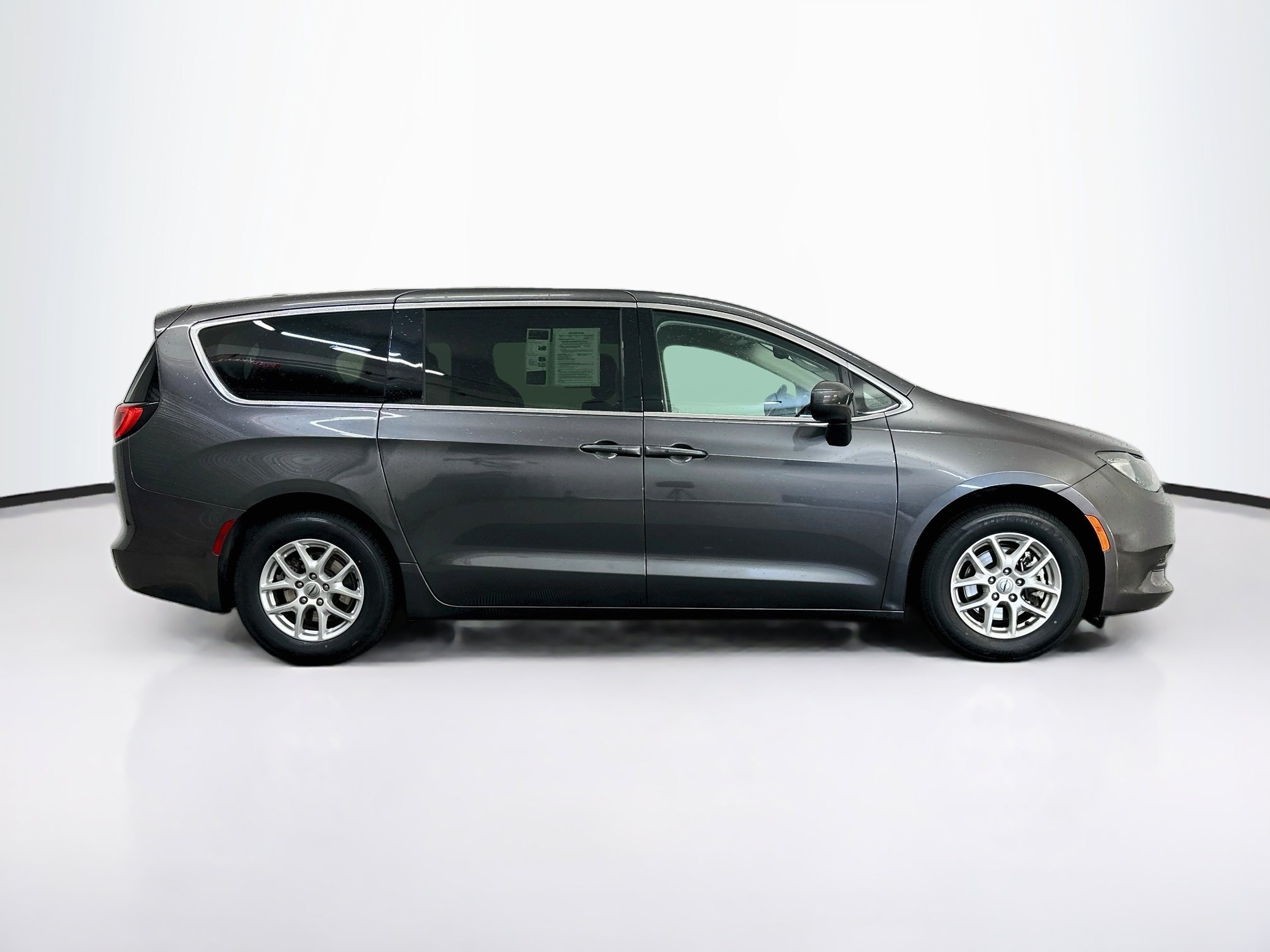 Used 2023 Chrysler Voyager LX FWD image 10