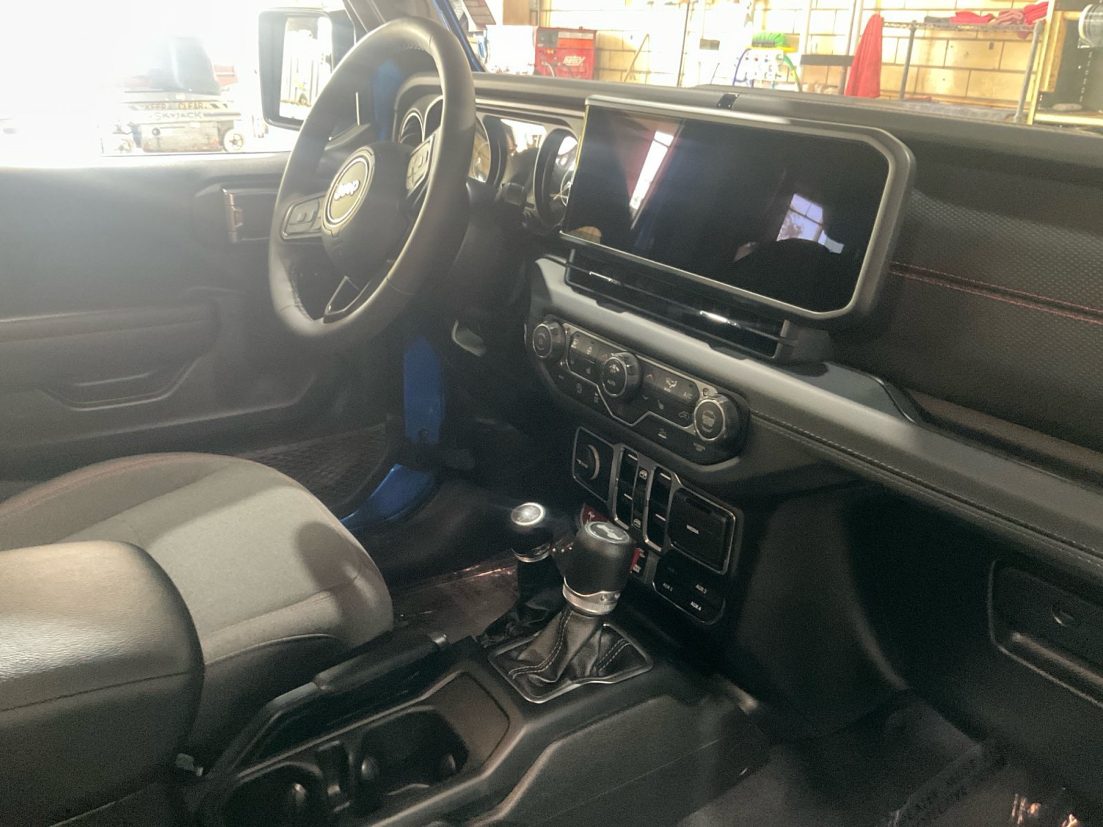 Used 2025 Jeep Wrangler Unlimited Rubicon w/ Convenience Group AWD/4WD image 18