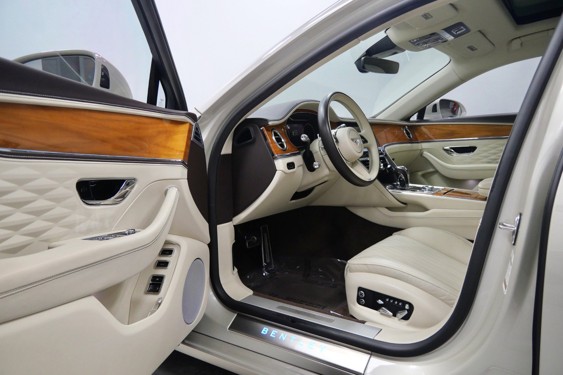 Used 2022 Bentley Flying Spur Plug-In Hybrid image 21