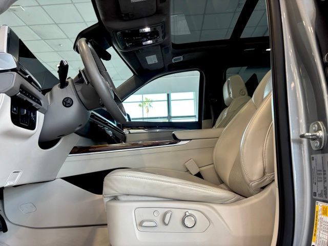 Used 2025 Cadillac Escalade Sport Platinum AWD/4WD image 16