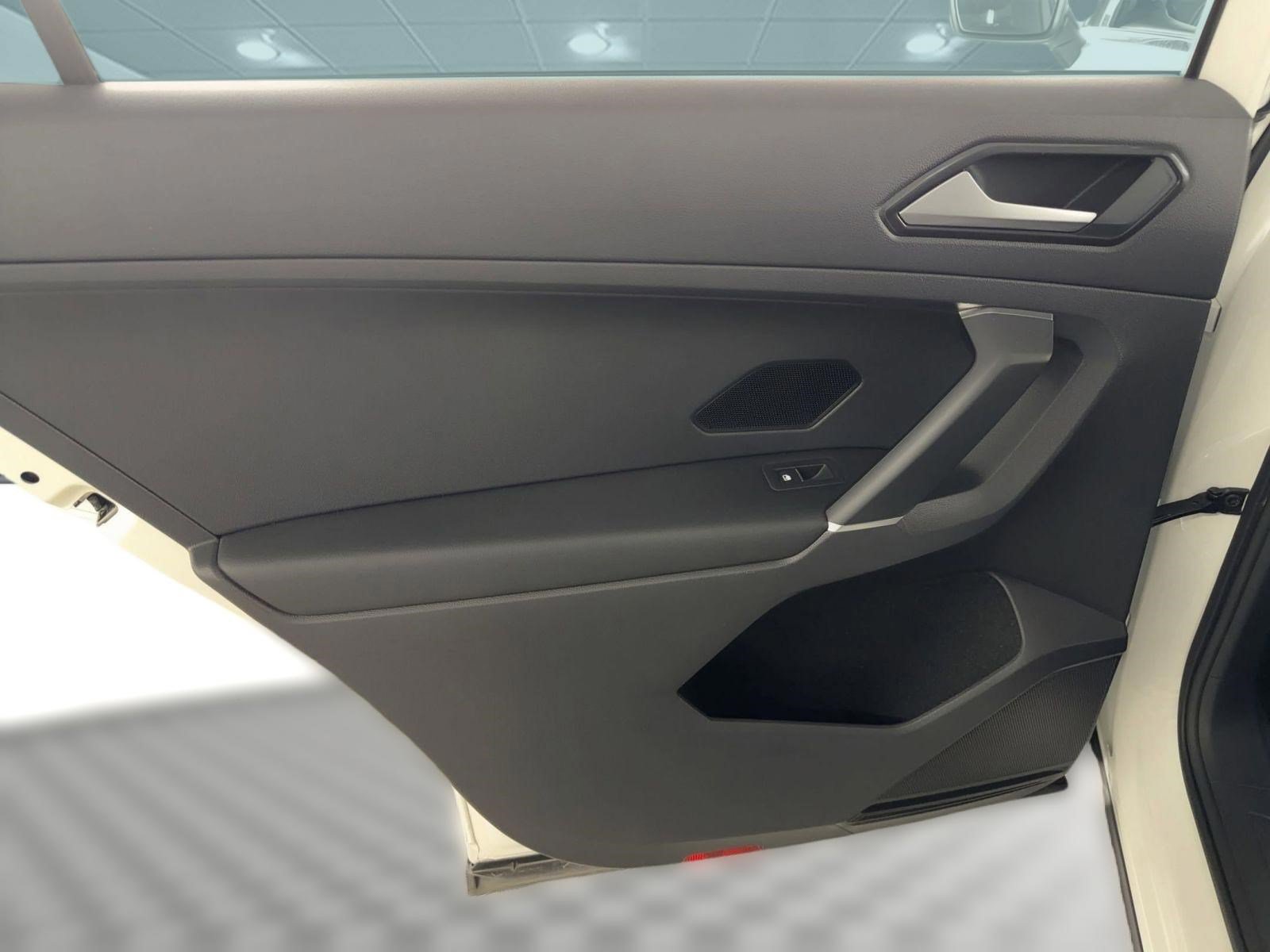 Used 2018 Volkswagen Tiguan SEL FWD image 23