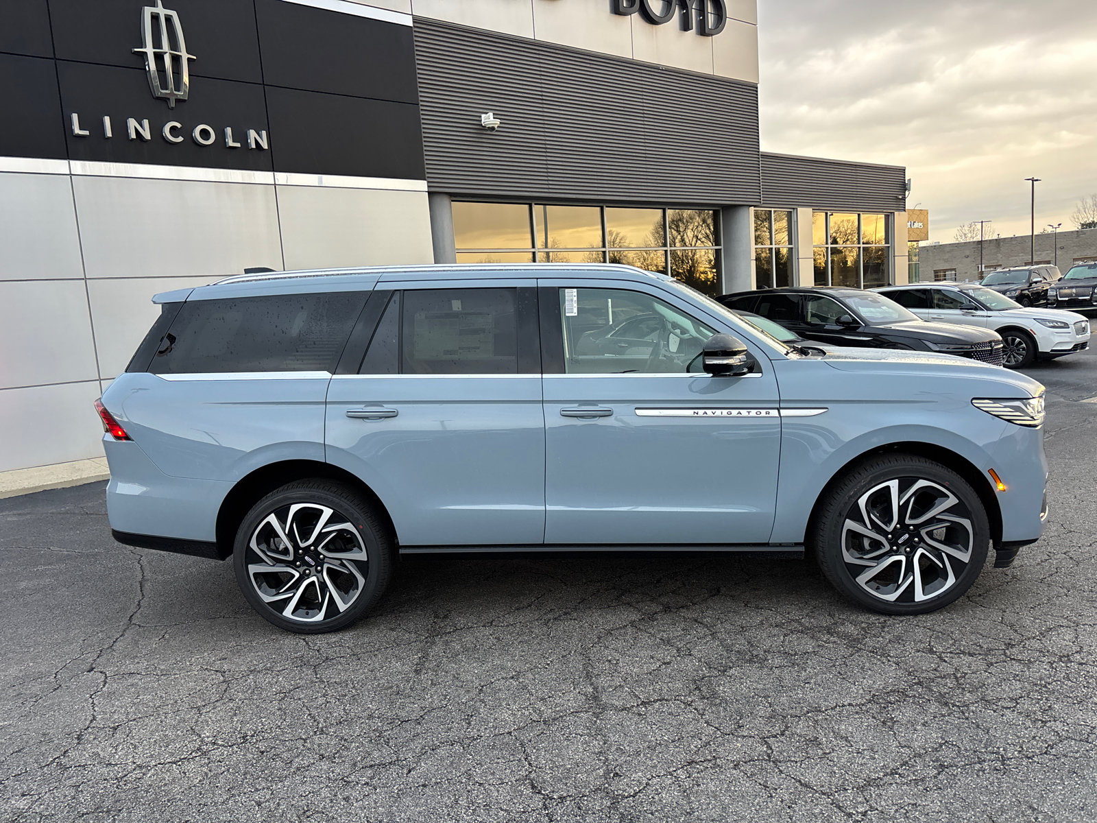 New 2026 Lincoln Navigator Reserve AWD/4WD image 8