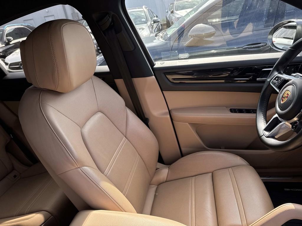 Used 2022 Porsche Cayenne Platinum Edition image 11