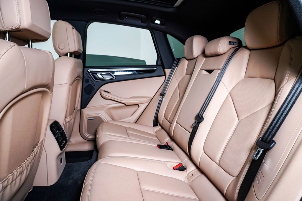 Certified 2025 Porsche Macan image 17