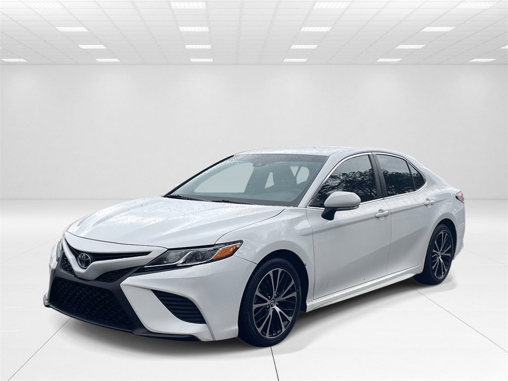 Used 2018 Toyota Camry SE image 3