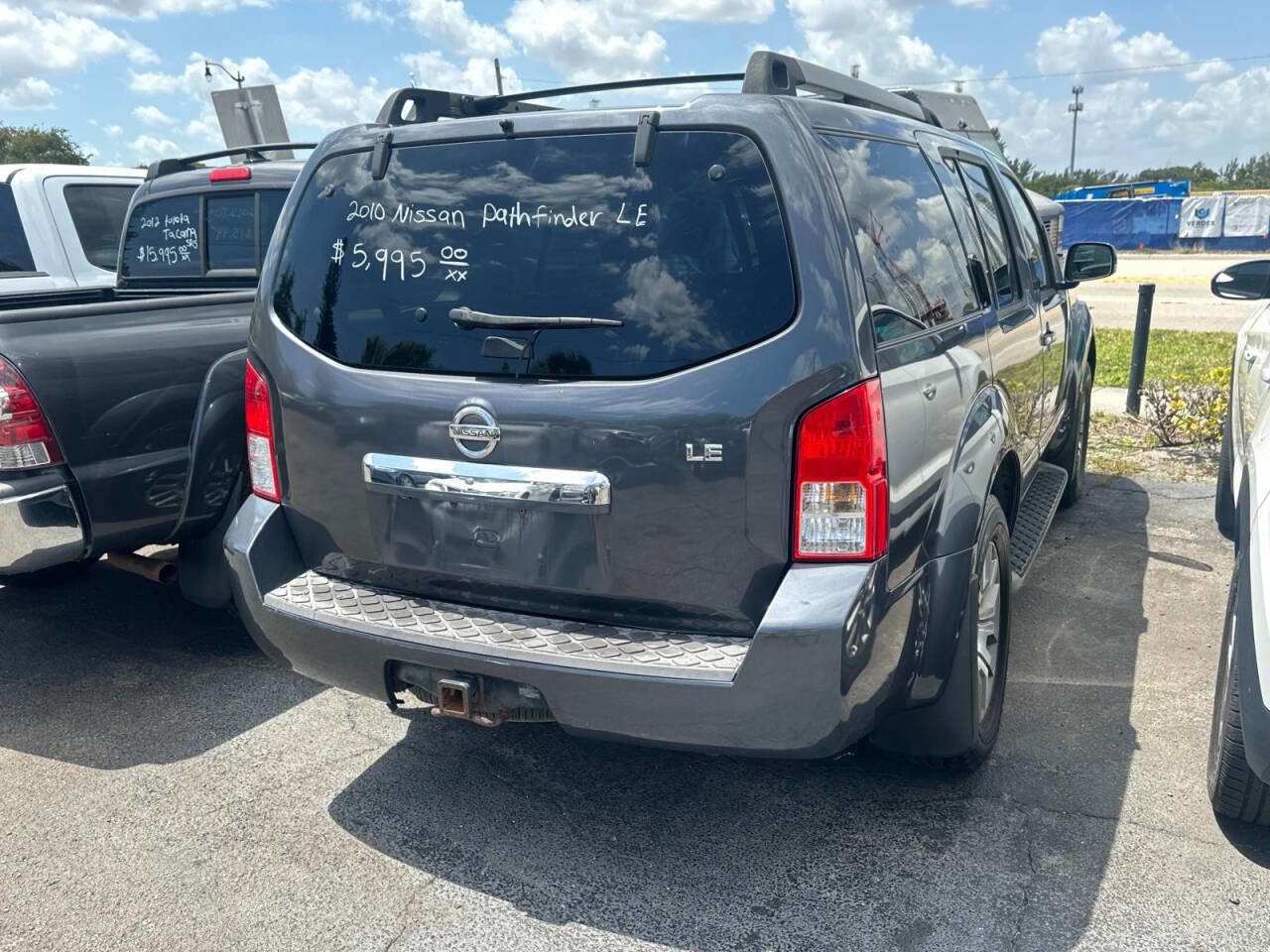 Used 2010 Nissan Pathfinder LE w/ Navigation Pkg image 3
