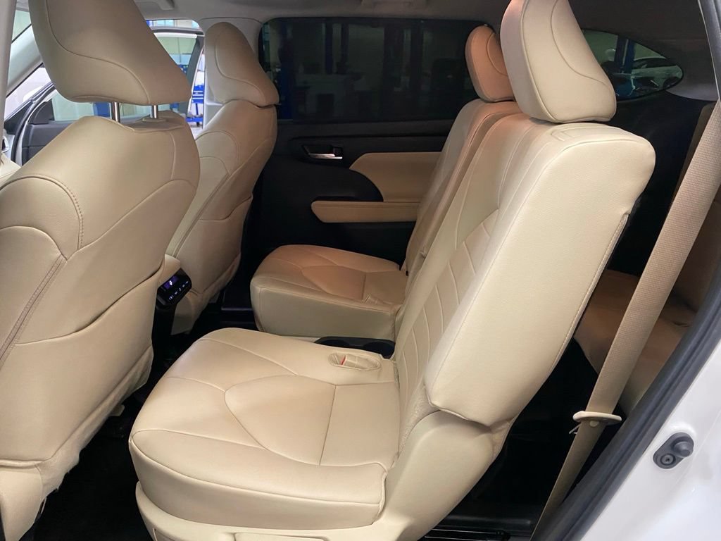 Used 2024 Toyota Highlander XLE FWD image 21