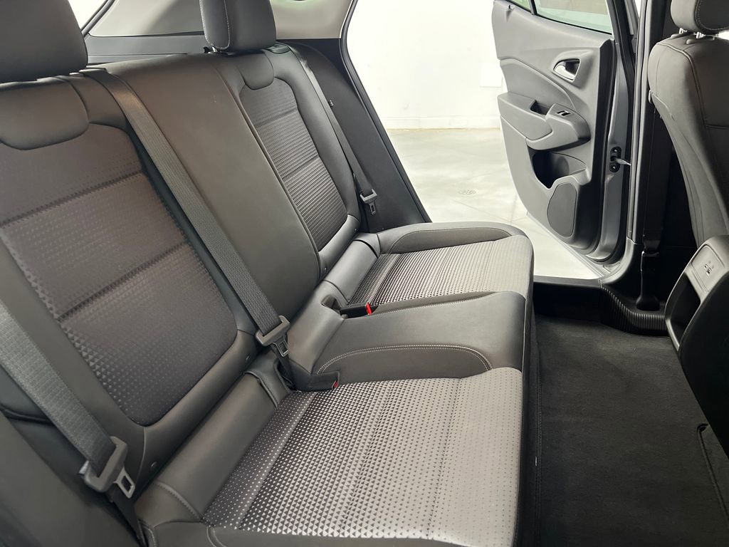 Used 2025 Chevrolet Trax LT w/ LT Convenience Package FWD image 17