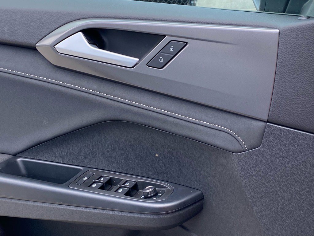 New 2025 Volkswagen Taos SE image 9