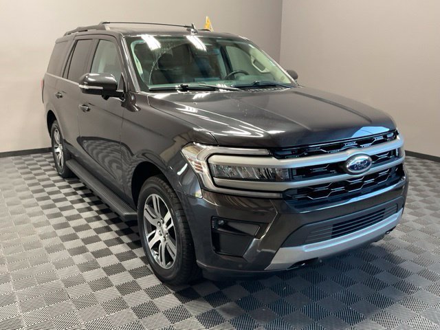 Used 2024 Ford Expedition XLT AWD/4WD image 2