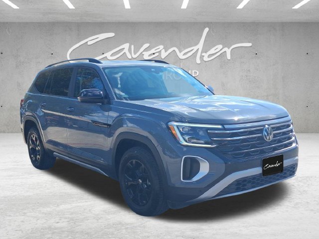 Used 2024 Volkswagen Atlas Peak Edition SE AWD/4WD image 2