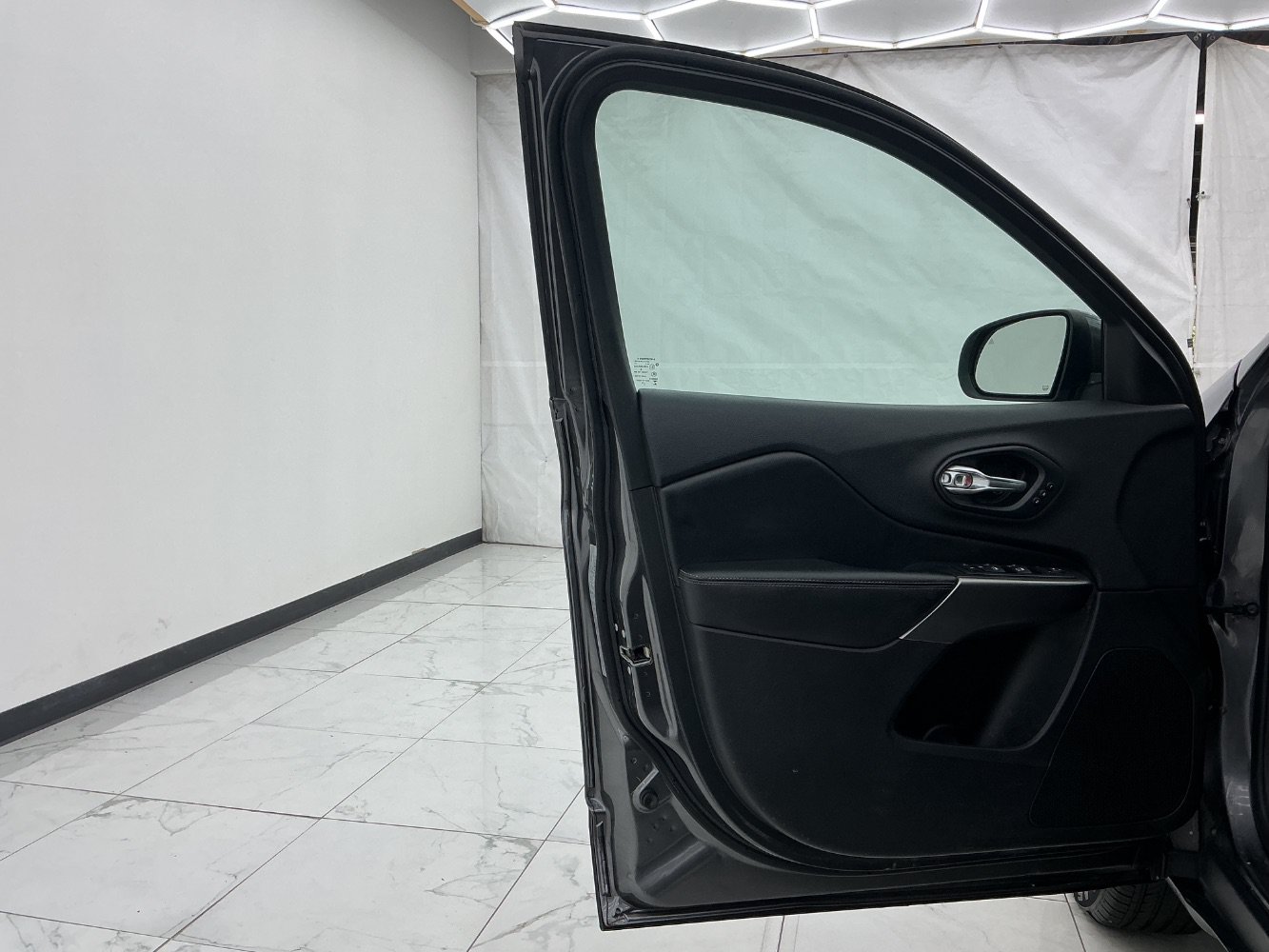 Used 2019 Jeep Cherokee Limited AWD/4WD image 18