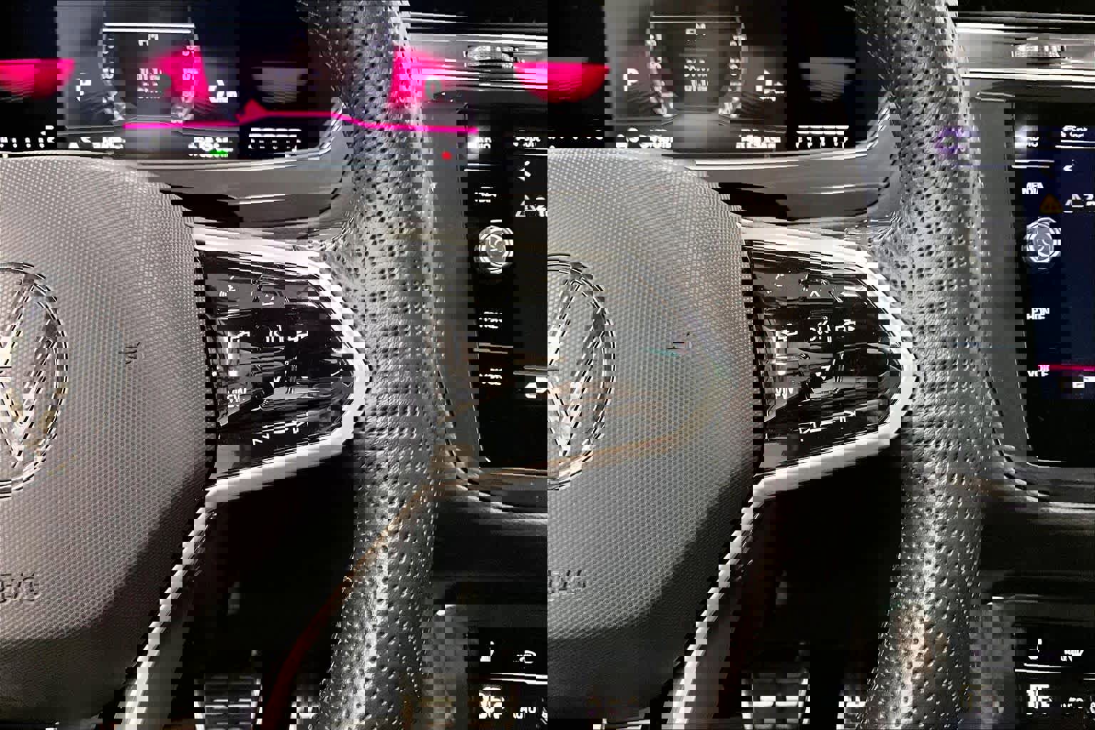 Used 2022 Volkswagen Tiguan SE R-Line image 21