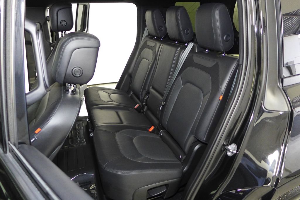 Used 2023 Land Rover Defender 110 X-Dynamic SE image 21
