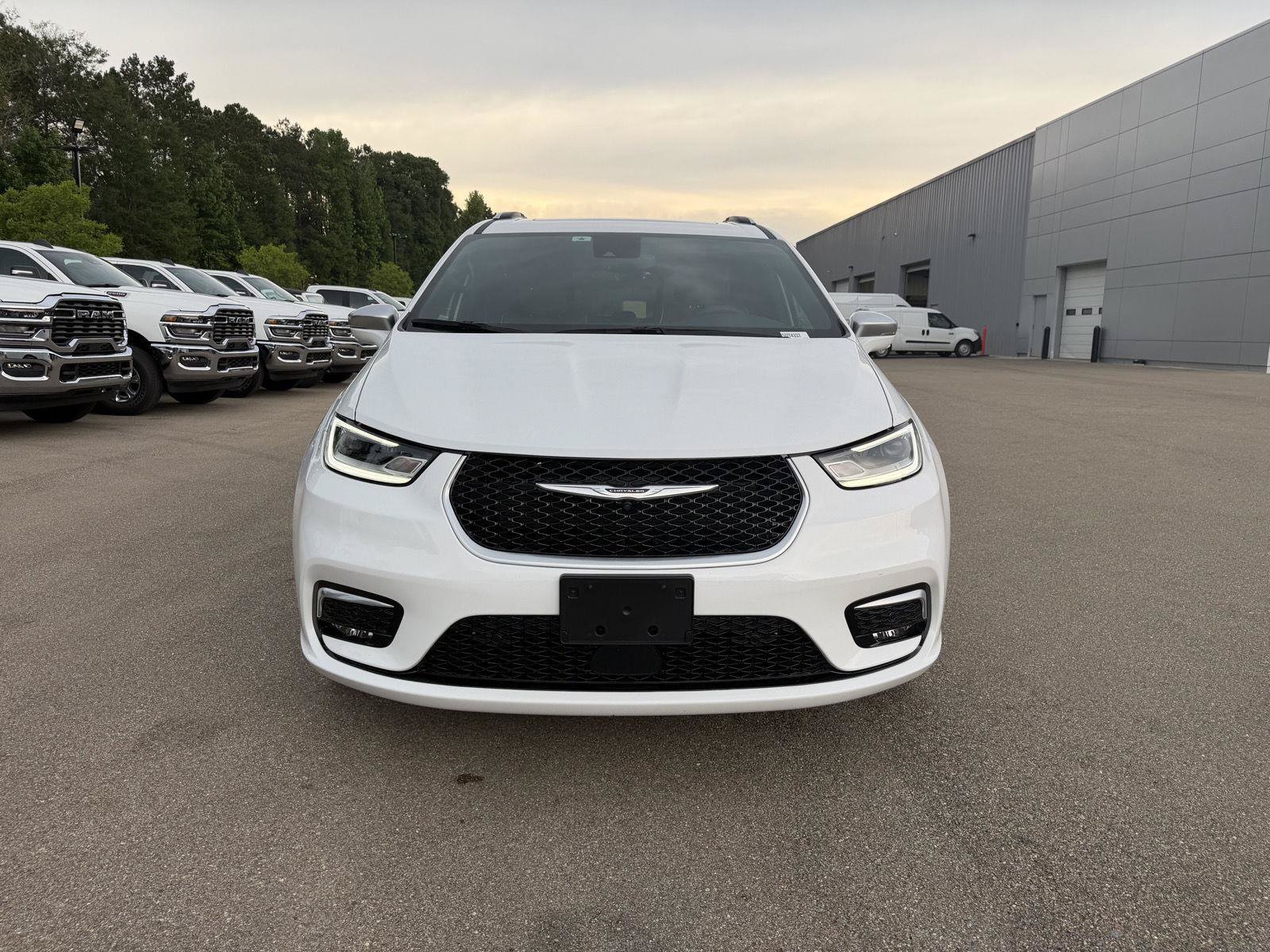 Certified 2024 Chrysler Pacifica Pinnacle AWD/4WD image 2