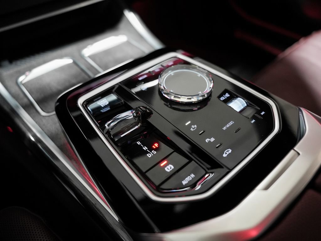 Used 2023 BMW 760i xDrive w/ Executive Package image 17