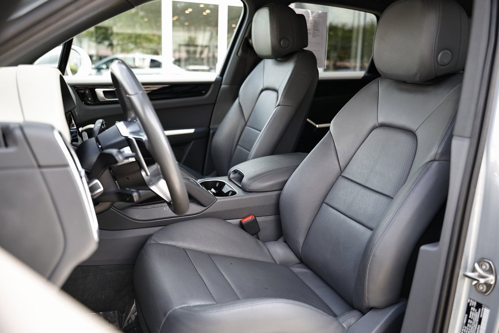 Used 2022 Porsche Cayenne Platinum Edition image 5