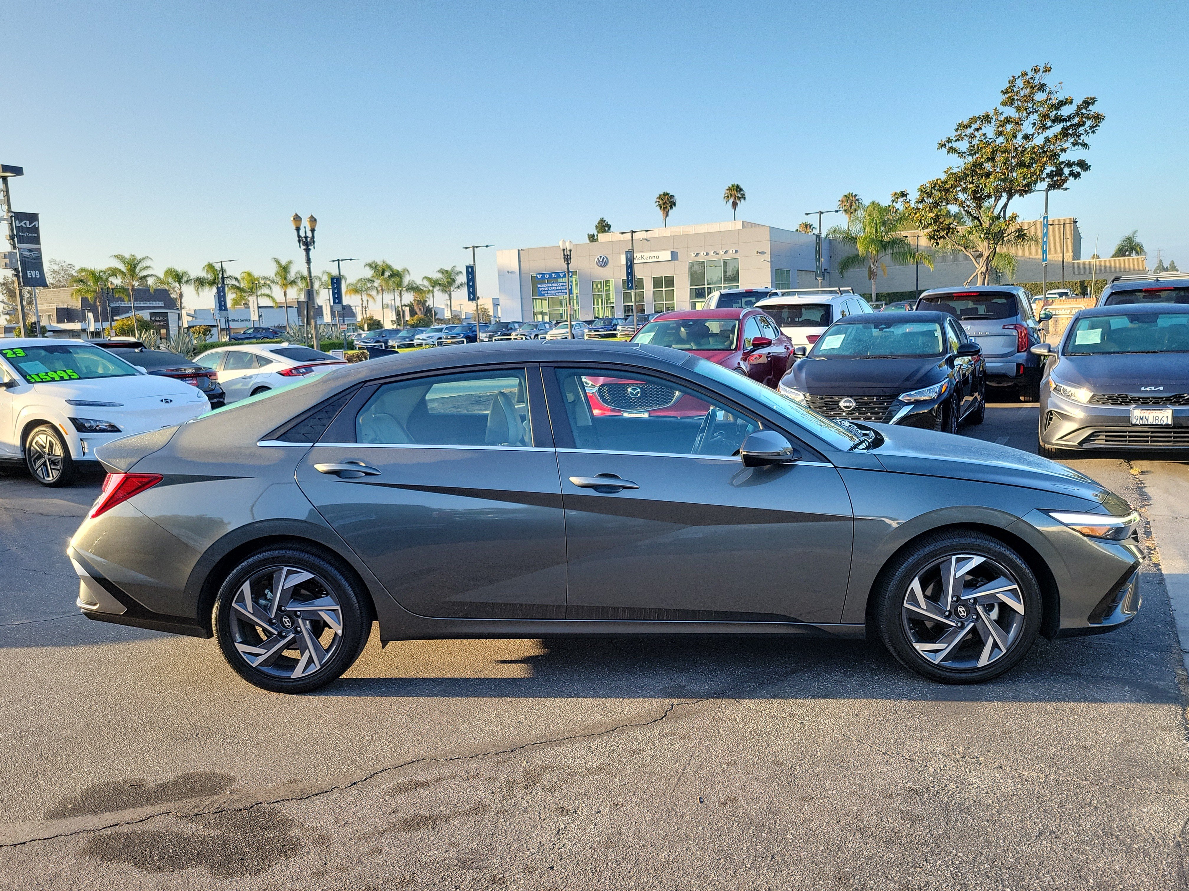 Certified 2025 Hyundai Elantra Limited FWD image 5