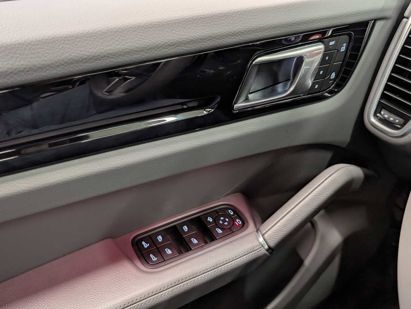 Used 2023 Porsche Cayenne Coupe image 35