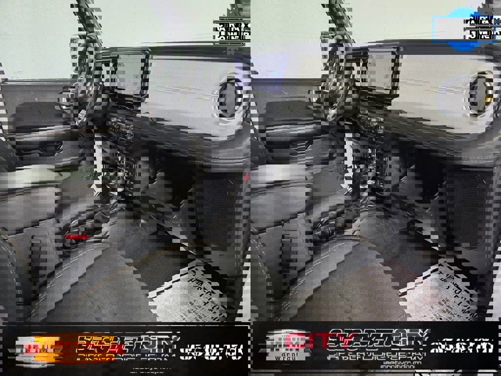 Used 2024 Jeep Wrangler Sahara image 29