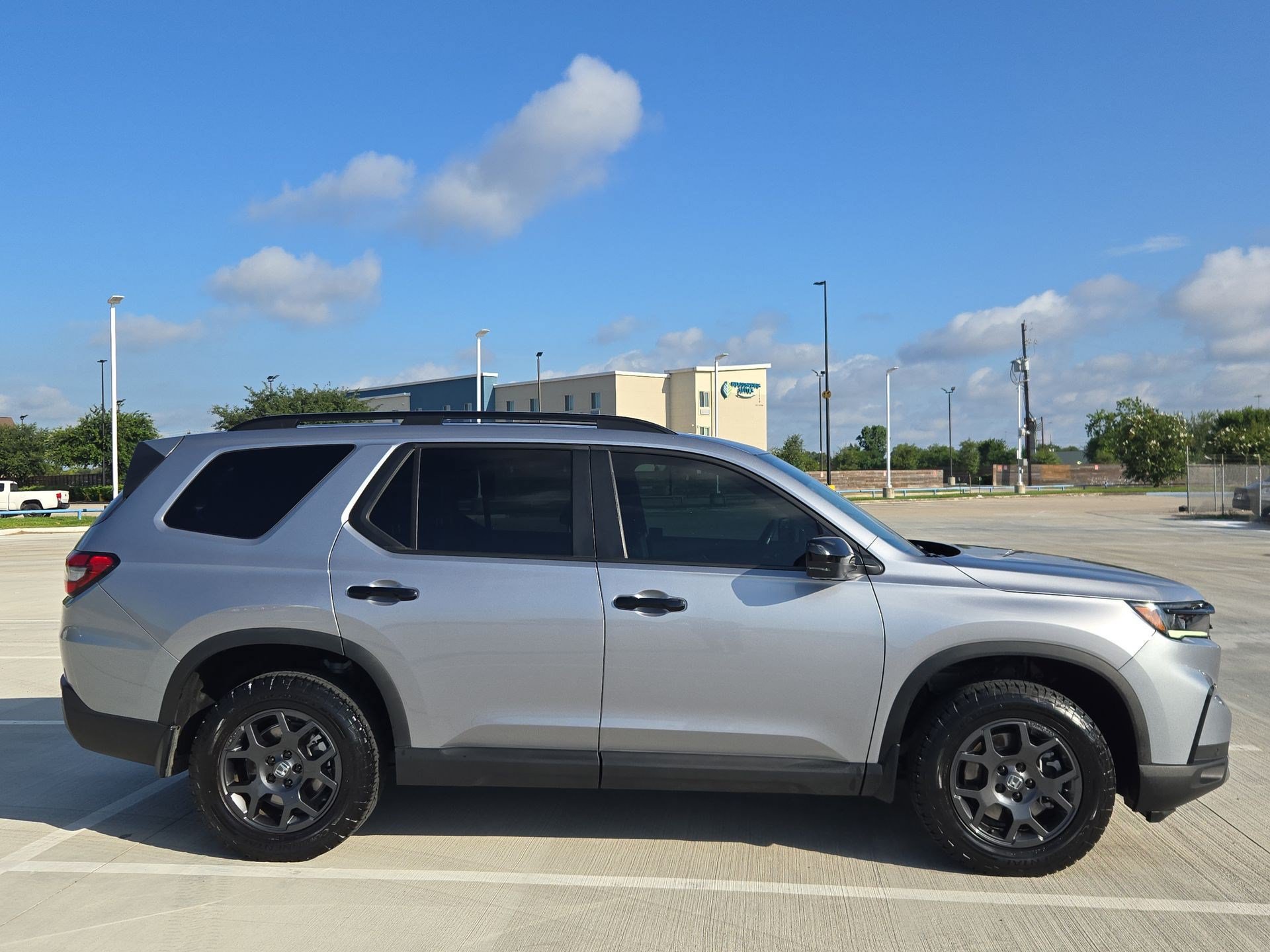 Used 2024 Honda Pilot TrailSport image 2