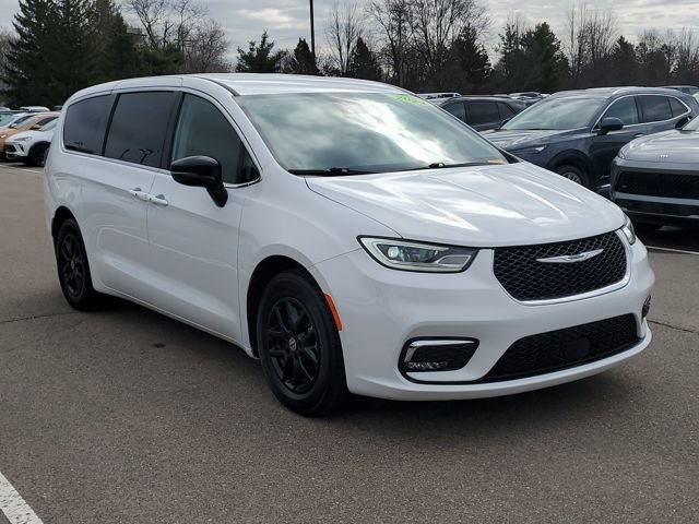 Used 2024 Chrysler Pacifica Touring-L image 3