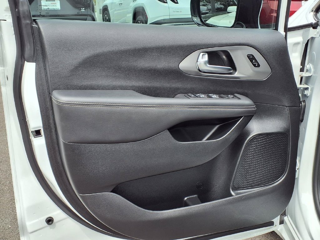 Used 2026 Chrysler Pacifica Select FWD image 25