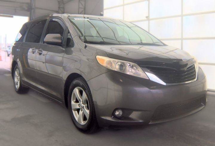 Used 2014 Toyota Sienna LE FWD image 2