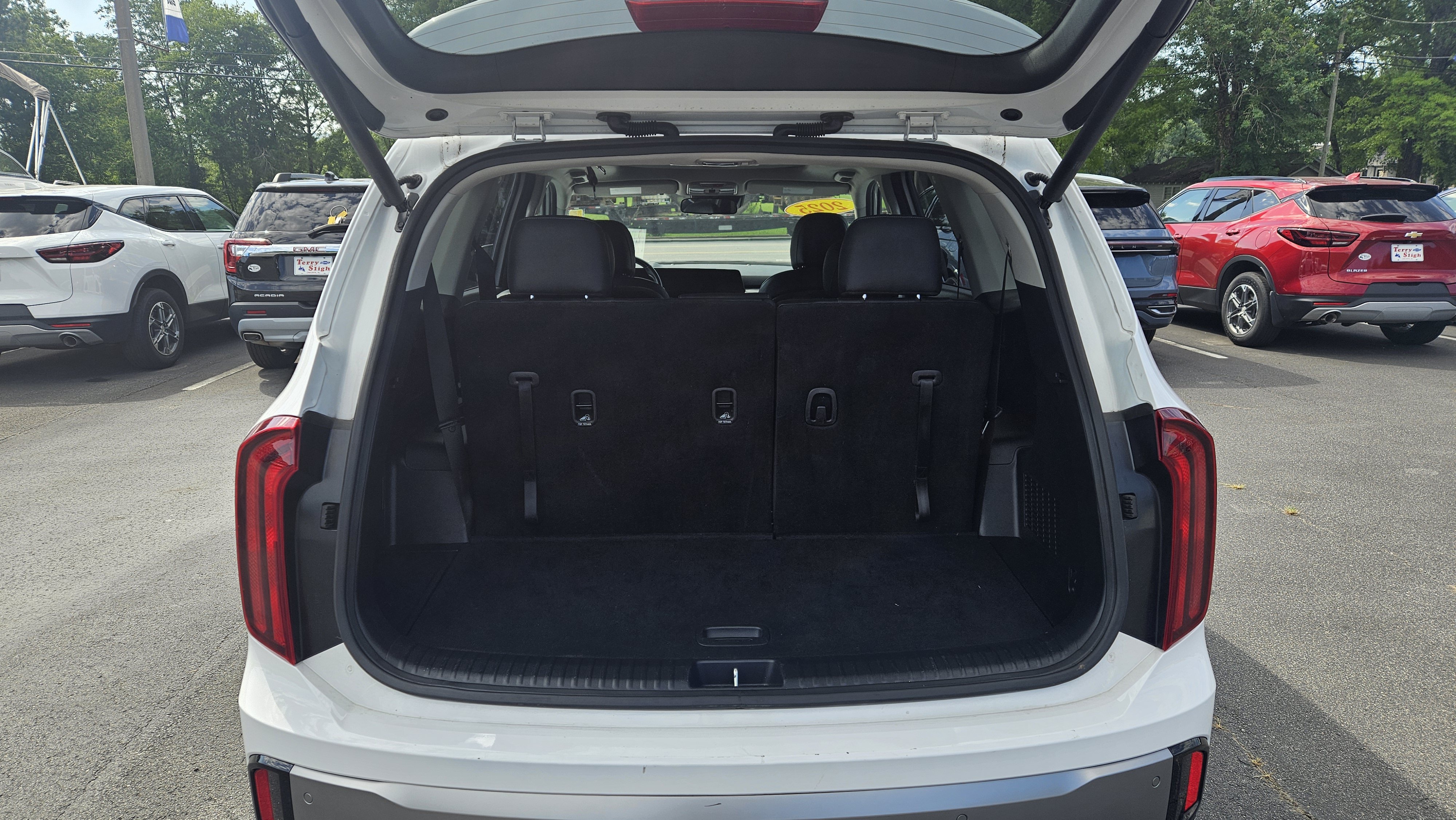 Used 2025 Kia Telluride S FWD image 8
