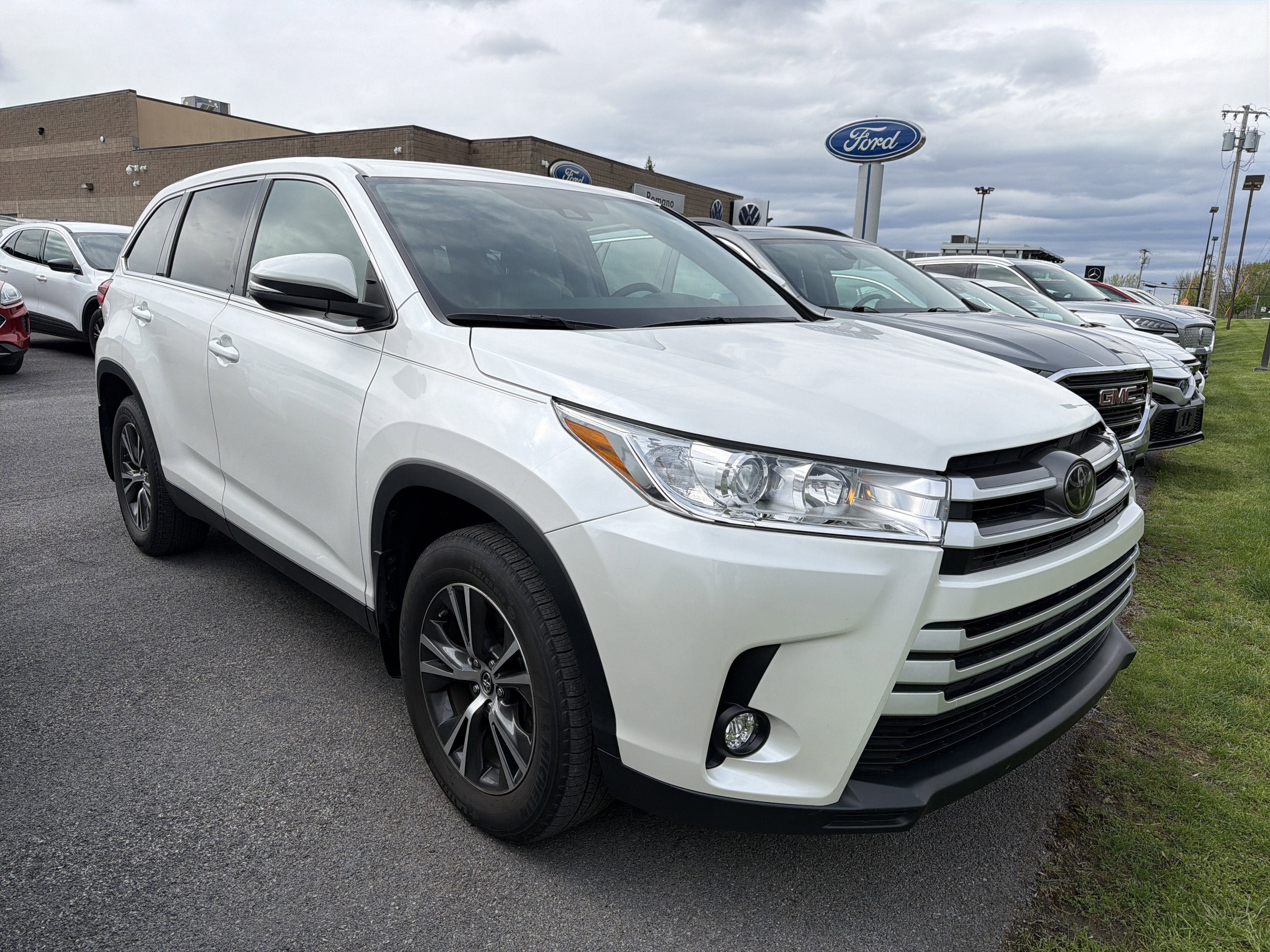 Used 2019 Toyota Highlander Plus AWD/4WD image 2