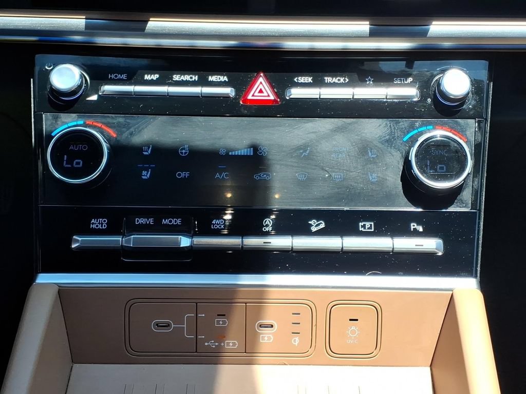 Used 2025 Hyundai Santa Fe Limited AWD/4WD image 17