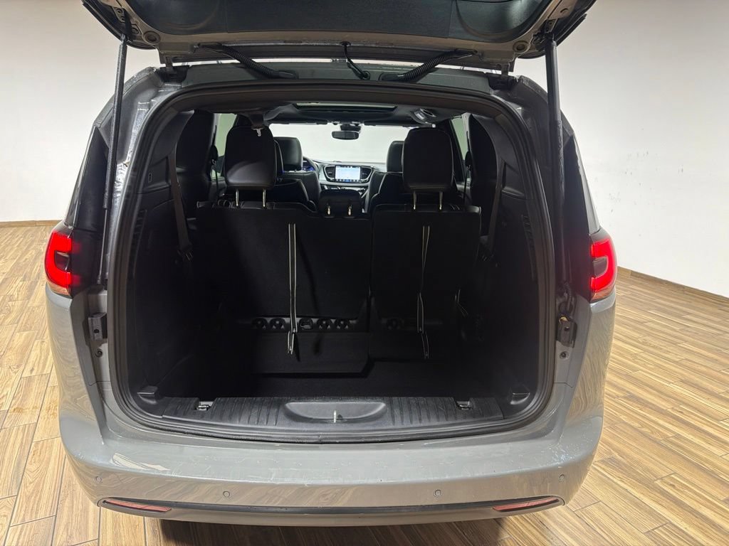 Used 2025 Chrysler Pacifica Limited FWD image 28