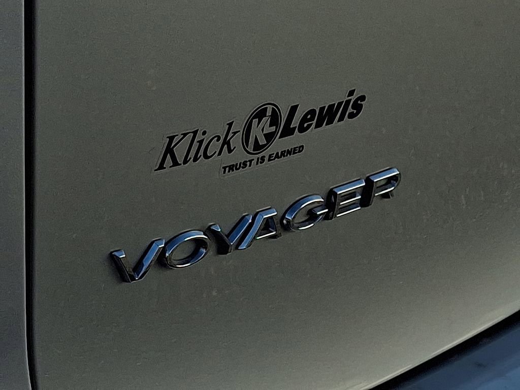 Used 2024 Chrysler Voyager LX image 33