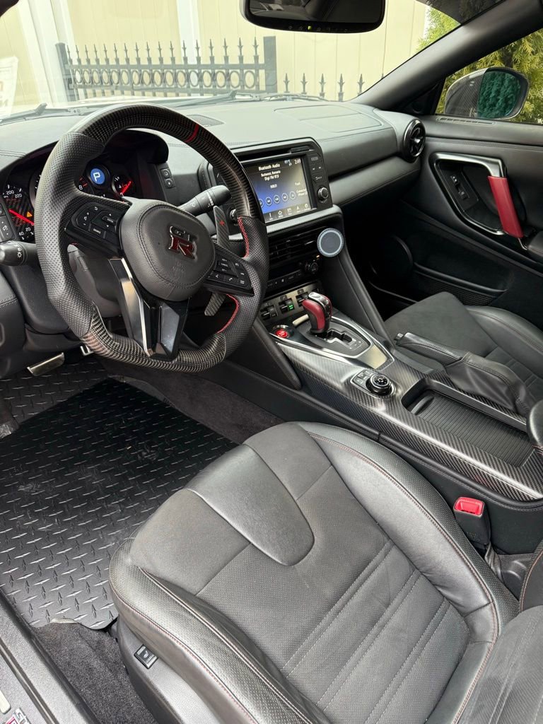 Used 2018 Nissan GT-R Premium image 15