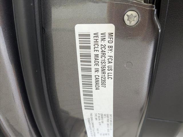Used 2022 Chrysler Pacifica Limited w/ Uconnect Theater Family Group FWD image 23