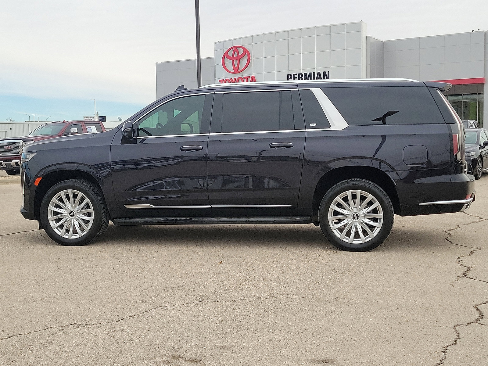 Used 2022 Cadillac Escalade ESV Luxury image 2