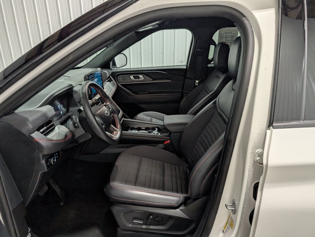 Used 2025 Ford Explorer ST-Line w/ ST-Line Street Pack AWD/4WD image 15
