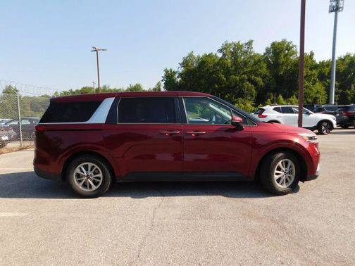 Used 2024 Kia Carnival LX FWD image 4