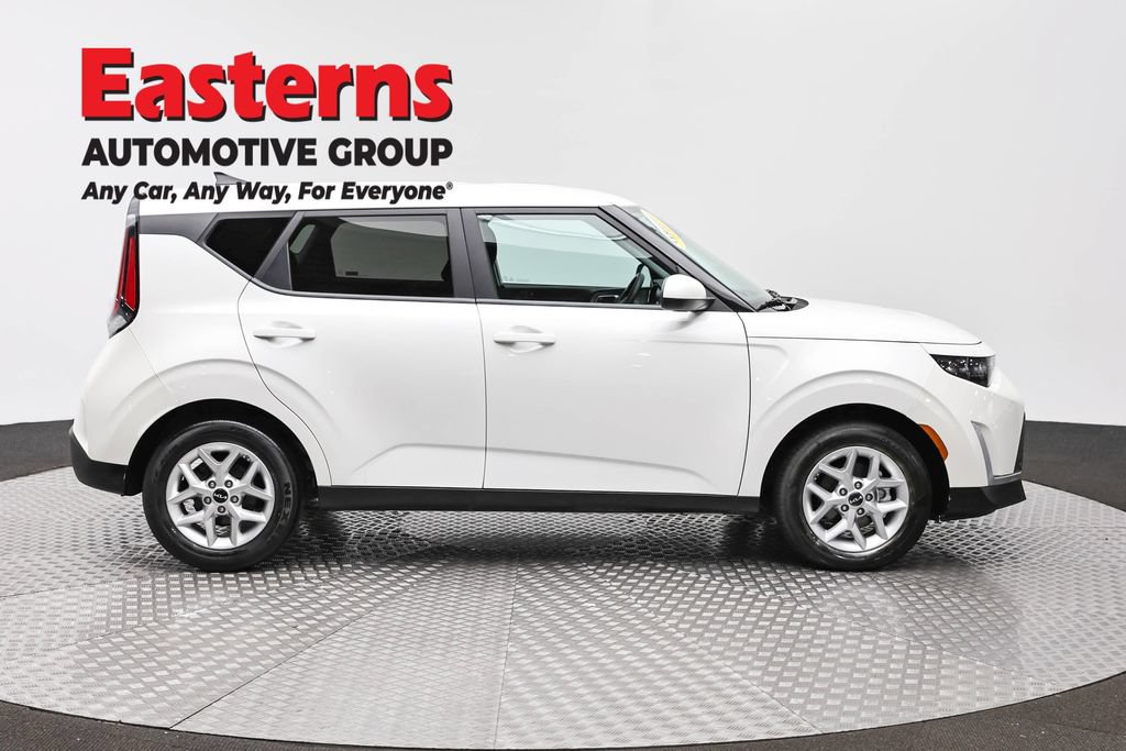 Used 2024 Kia Soul LX w/ Option Group 015 FWD image 4