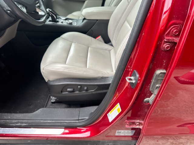 Used 2022 Cadillac XT4 Premium Luxury w/ Enhanced Visibility Package FWD image 9