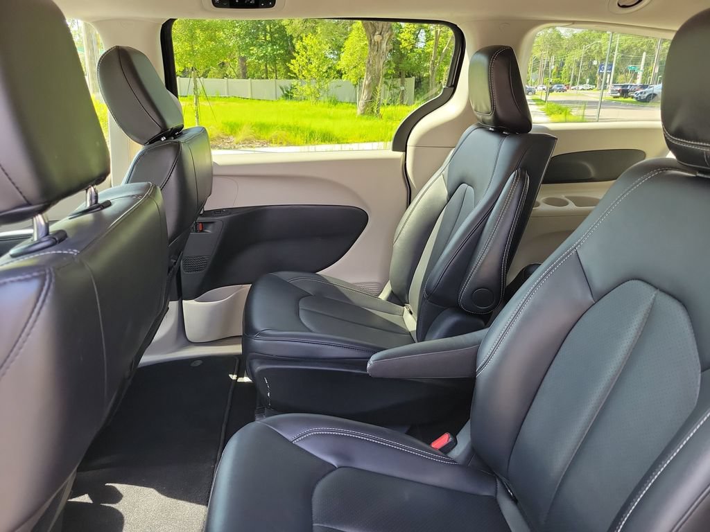Used 2024 Chrysler Pacifica Limited FWD image 32