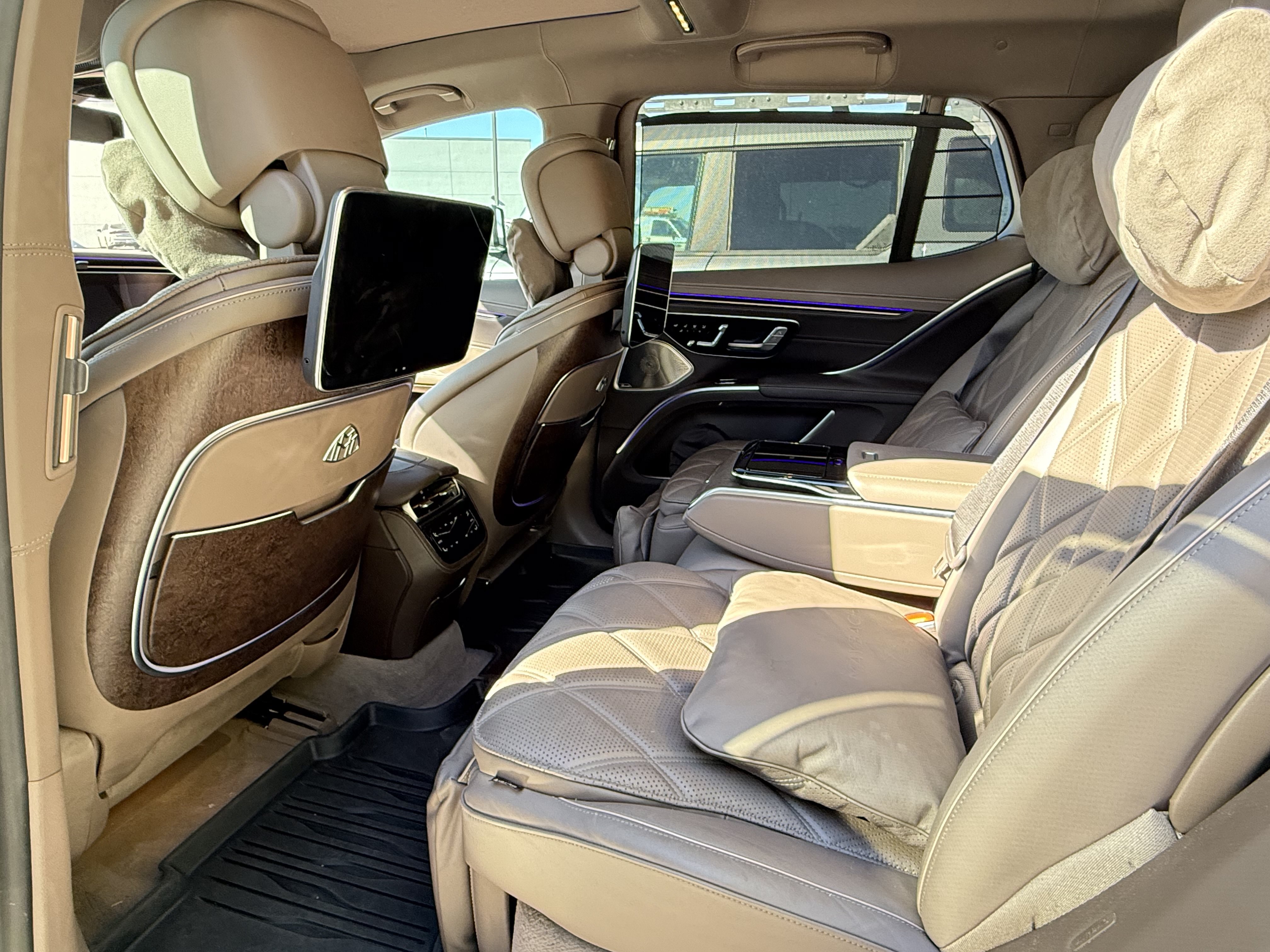 Used 2024 Mercedes-Benz Maybach EQS 680 4MATIC image 9