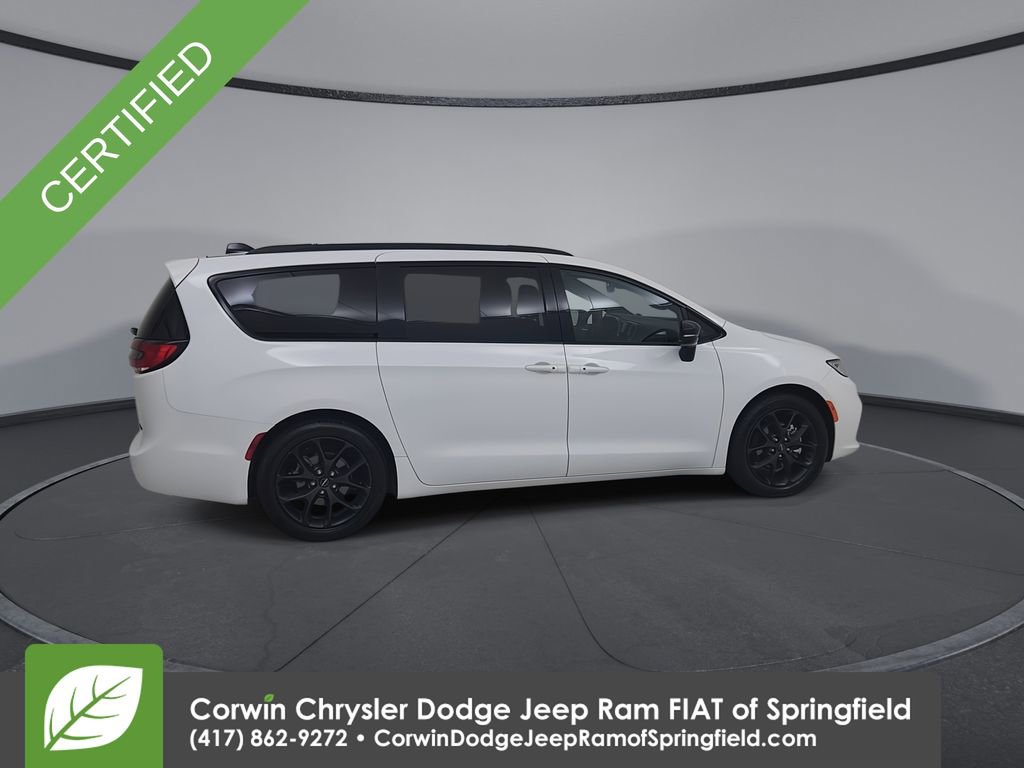 Certified 2025 Chrysler Pacifica Limited image 16